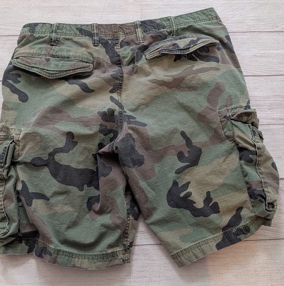 Gap Men's Camouflage Cargo Shorts. Size 36 - Picture 6 of 7
